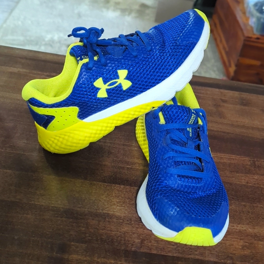 Boy's UA Charged Rogue shoes